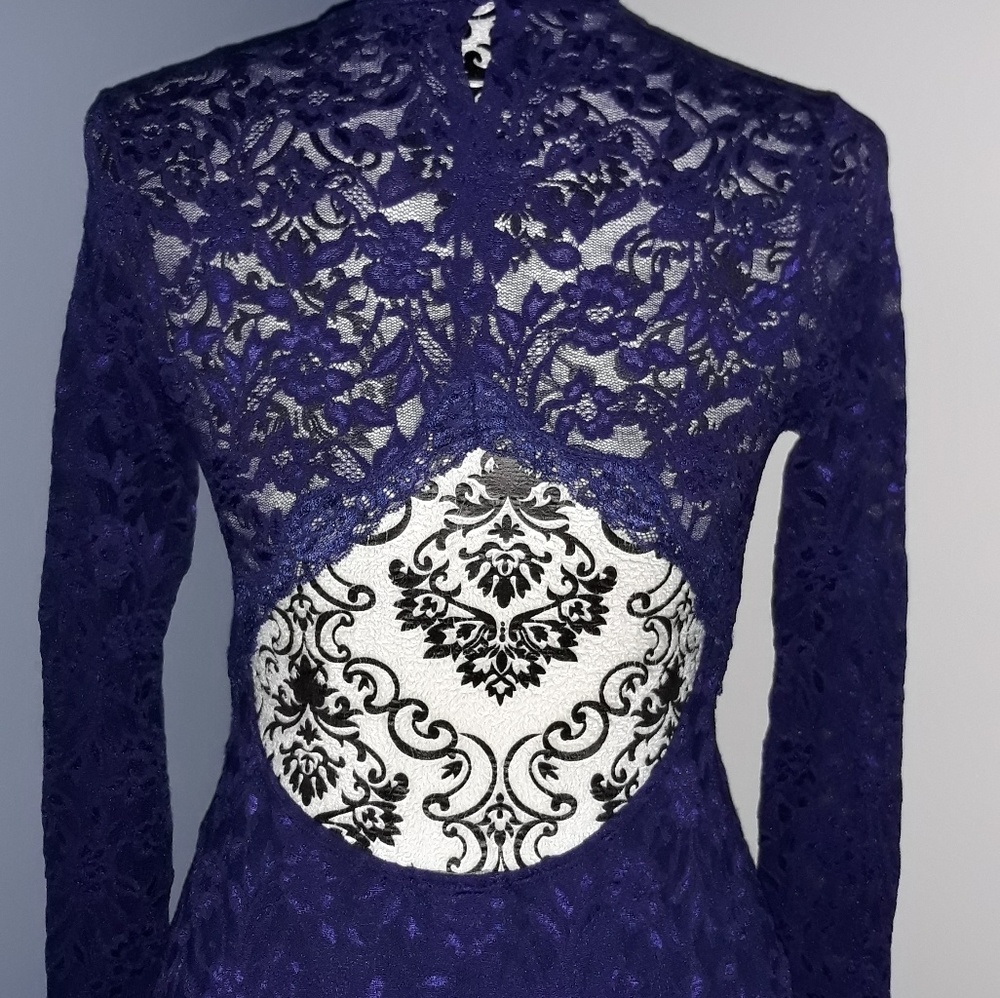 Beautiful Turtle neck Lace dress - Picture 6 of 7